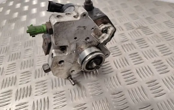 Volvo XC70 Fuel injection high pressure pump 30756125