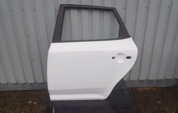 KIA Ceed Rear door