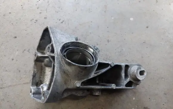 Mercedes-Benz C W204 Engine mounting bracket A6462230604 GD01415