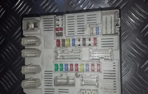 Renault Laguna III Fuse module 284B60014RA 519287411 3429031836