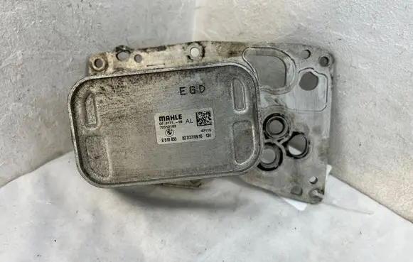 BMW 5 F10 F11 Engine oil radiator 8510855