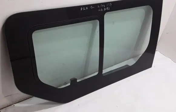 Nissan Primastar Sliding door window/glass 823006710R