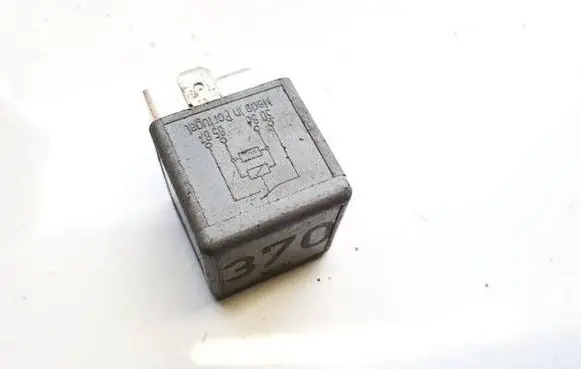 Volkswagen PASSAT B5.5 Other relay 8D0951253A v23134-j52-x300
