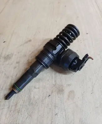 Volkswagen PASSAT B5.5 Fuel injector 038130073BA