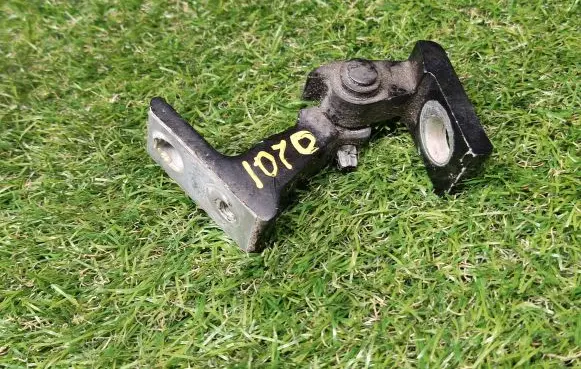 Volkswagen Jetta VI Front door upper hinge 8K0831402H
