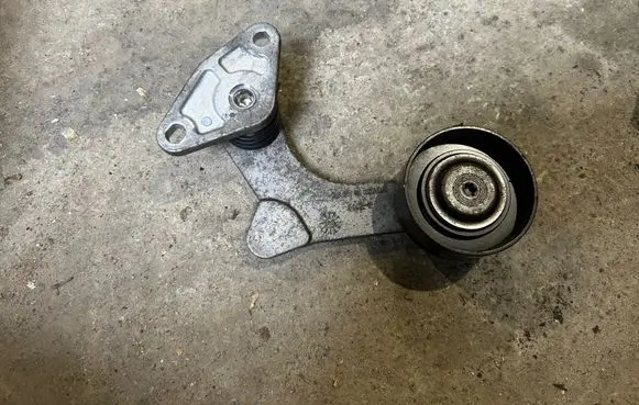 KIA Ceed Generator/alternator belt tensioner 2528103HA0