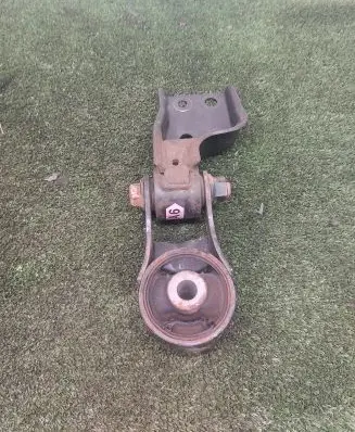 Toyota Yaris Engine mount bracket A6569