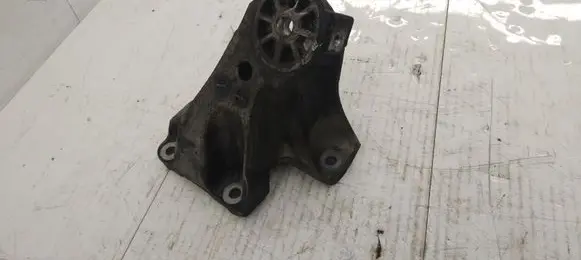 Volkswagen Touareg I Engine mounting bracket 7L6199308D