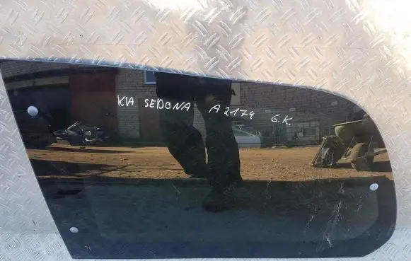 KIA Sedona Rear side window