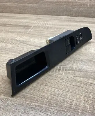 Toyota Yaris Electric window control switch 742320D670