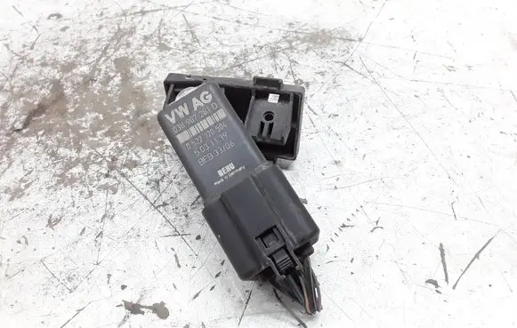 Volkswagen Golf V Glow plug pre-heat relay 038907281D