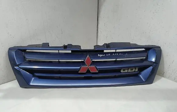 Mitsubishi Pajero Front bumper upper radiator grill MR387981 XR492063
