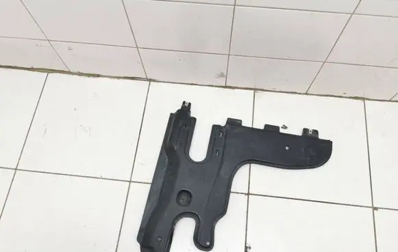 Center/middle under tray cover