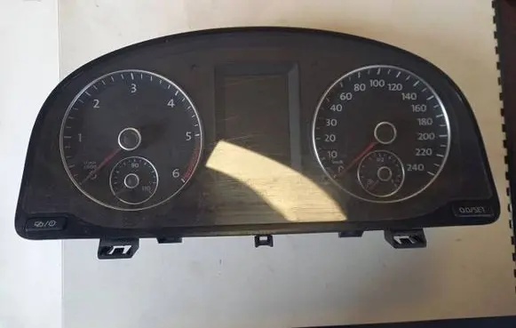 Volkswagen Touran II Speedometer (instrument cluster) 1T0920875E VDD0241503 1319011365