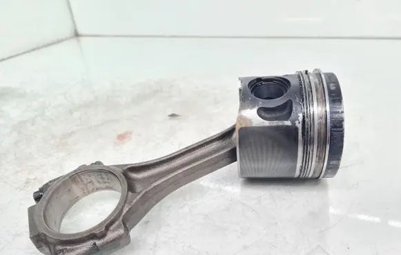 Skoda Octavia Mk2 (1Z) Piston with connecting rod
