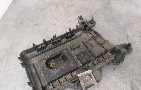 Volkswagen Tiguan Battery tray 1K0915333C