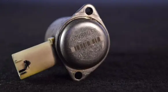 BMW 5 E60 E61 Oil pressure sensor 01988037