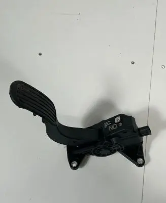 Accelerator throttle pedal