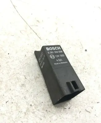 Volkswagen PASSAT B6 Glow plug pre-heat relay 0281003038 028907281D