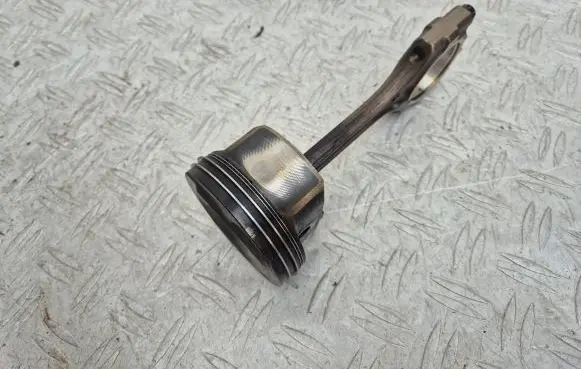Hyundai i30 Piston with connecting rod R092812 G4FA 9E04D
