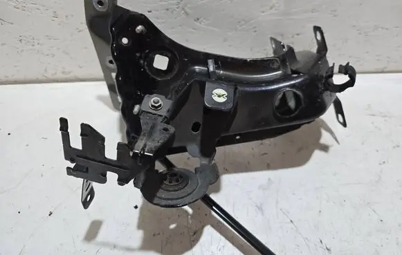 Porsche Cayenne (9Y0 9Y3) Fender mounting bracket 9y0821137a