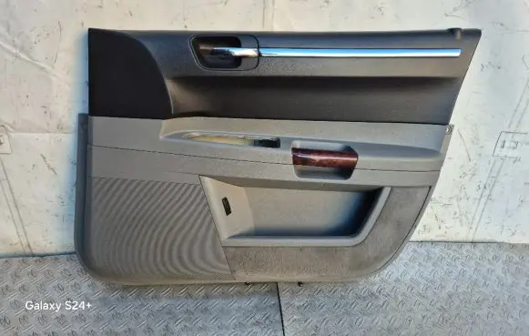 Chrysler 300 - 300C Front door card panel trim 0YH341DBAF OYH341DBAF