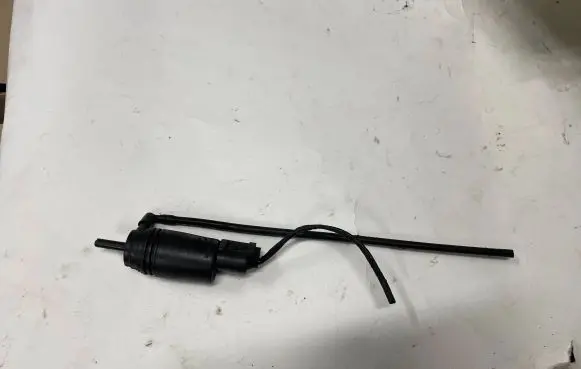 BMW 5 E60 E61 Windscreen/windshield washer pump 8377612