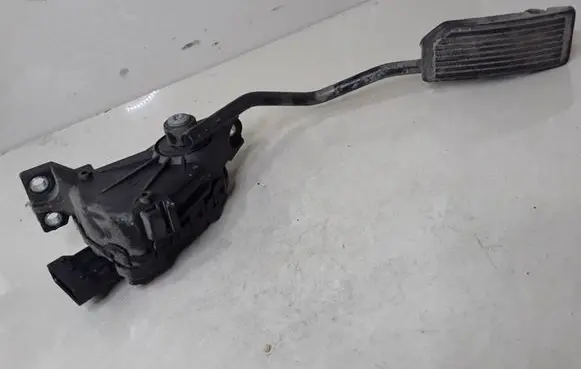 Nissan Almera Tino Accelerator throttle pedal 18002BU410