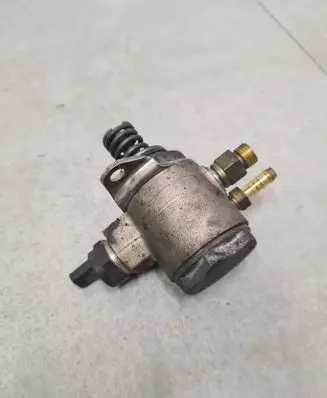 Volkswagen Golf VI Fuel injection high pressure pump 03C127026D