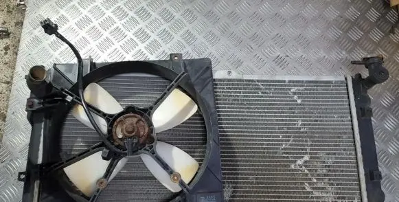 Suzuki Swift I Coolant radiator