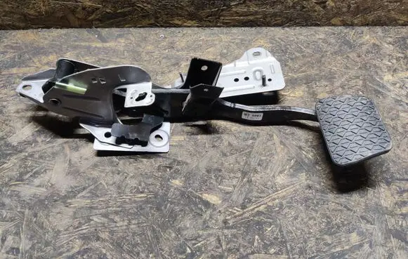 Mazda 3 II Brake pedal BBM3
