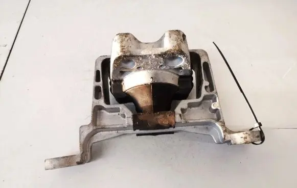 Ford Focus Engine mount bracket