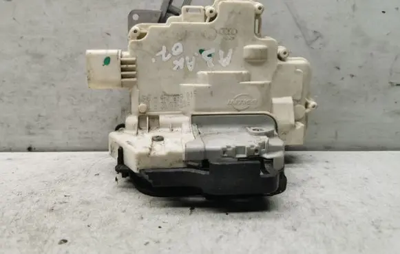 Audi A3 S3 8P Rear door lock 4F0839015