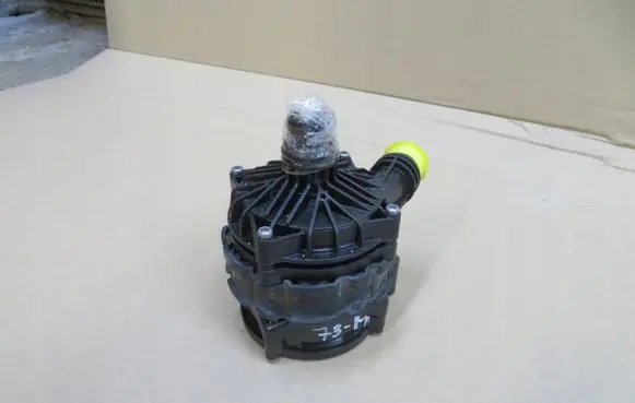 Mercedes-Benz C W206 Water pump A0005009000