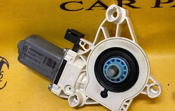 Mercedes-Benz CLS C257 Front door window regulator motor A0009061607