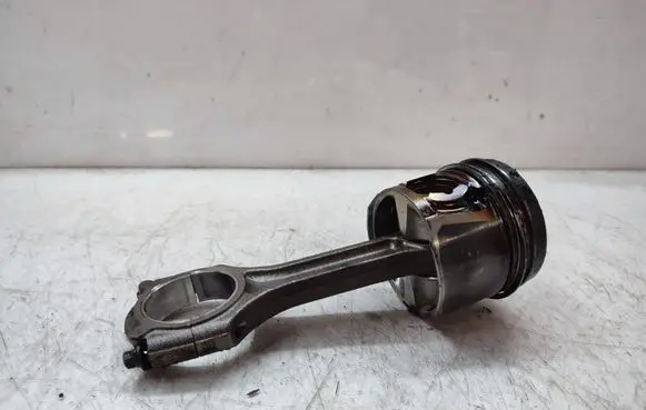 KIA Sportage Piston with connecting rod