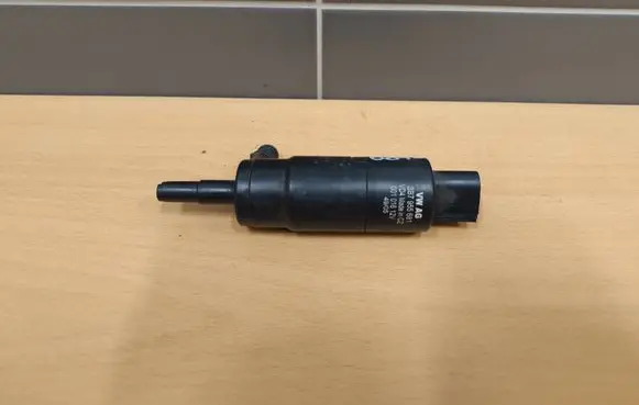Volkswagen PASSAT B6 Headlight washer pump 3B7955681 001016