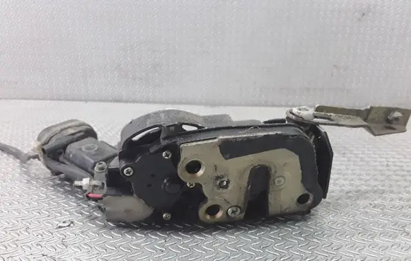 Toyota Land Cruiser (J100) Front door lock 