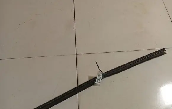 Volkswagen PASSAT B6 Rear door glass trim molding 