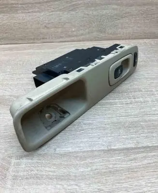 Volvo V70 Electric window control switch 8682950