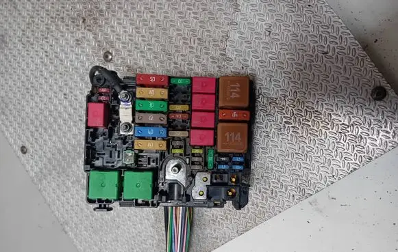 Peugeot 208 Fuse module 9804848480