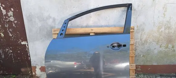 Mitsubishi Grandis Front door