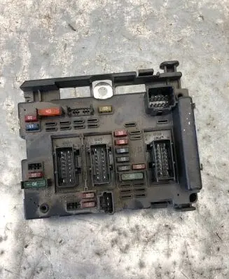 Peugeot 206 Fuse module 9650664180