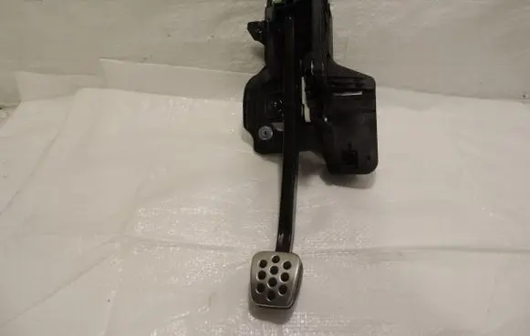 Opel Insignia B Clutch pedal 84393097
