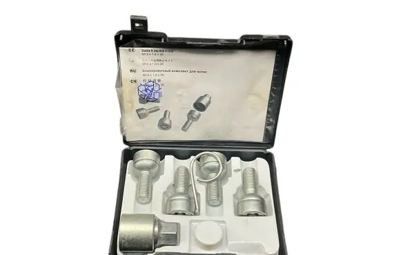 Volkswagen Golf V Anti-theft wheel nuts and lock 1S0698137
