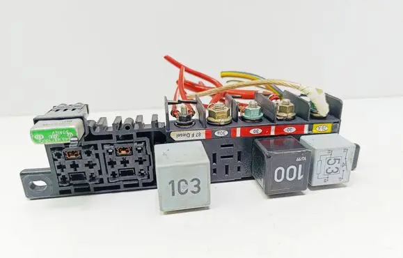 Volkswagen Golf IV Fuse module 4A0937529