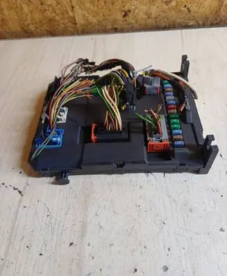 Peugeot 207 Fuse module 9664983180 22661F01 PRT0676001