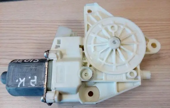 Mercedes-Benz A W176 Front door window regulator motor A2469065100 AE015