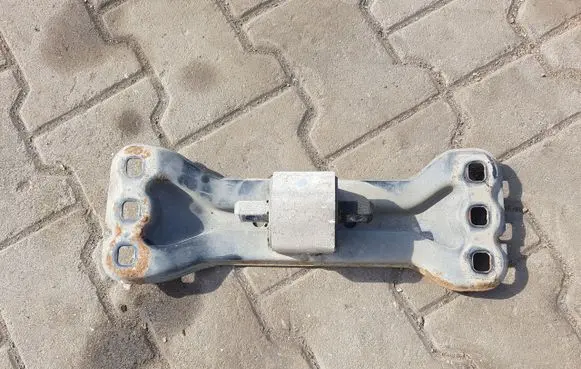 Gearbox mounting bracket
