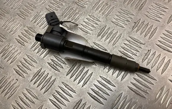 Volvo XC90 Fuel injector 31452114